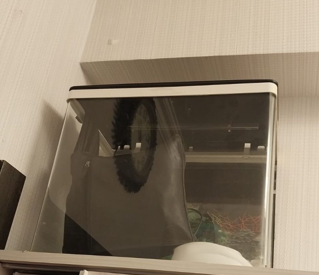 Şüşə akvarium satılır. - Kompakt ölçülü, kvadrat/çərçivəli dizayn -