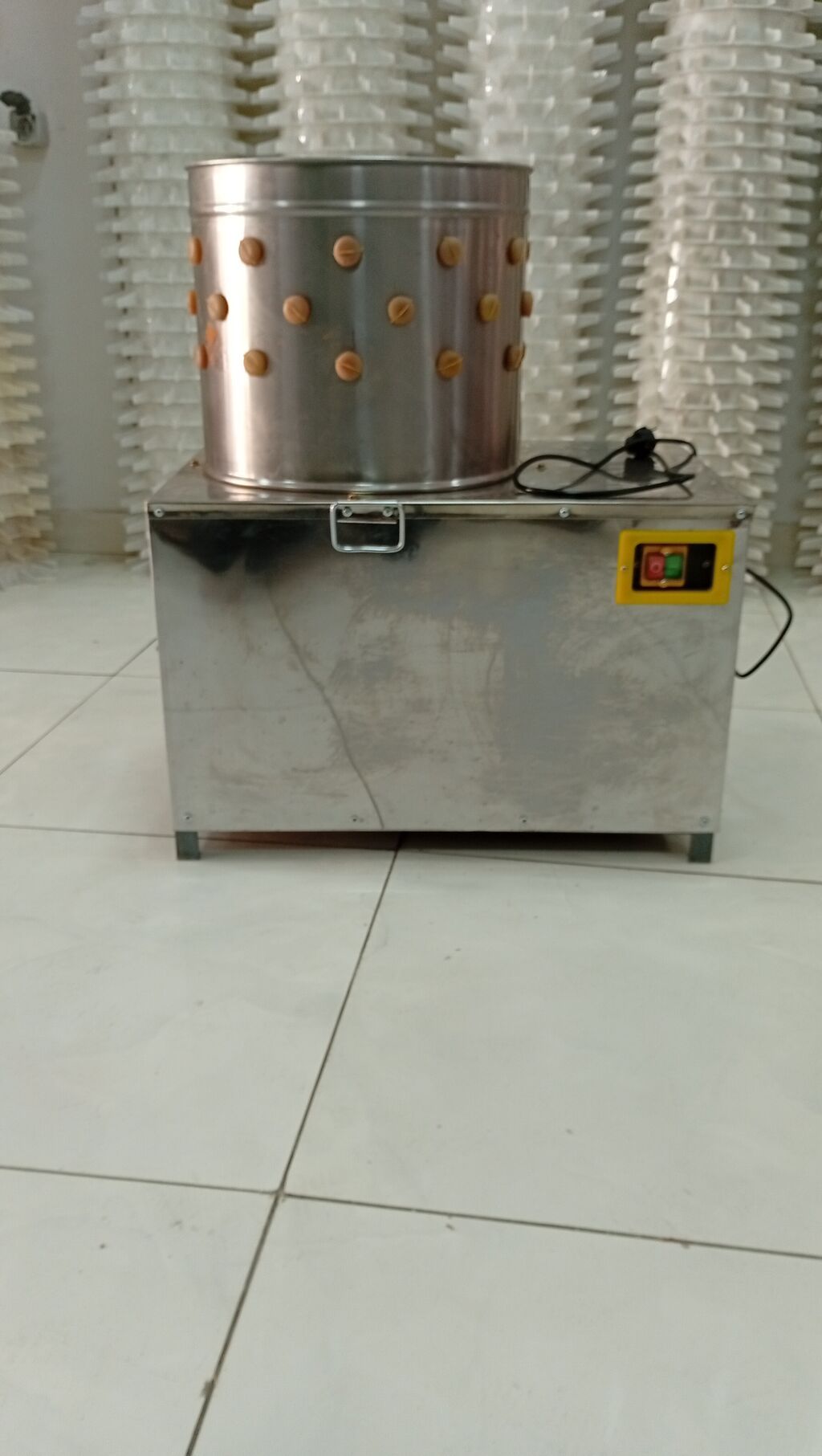 Təsvir: Paslanmayan poladdan hazırlanmış avtomatik toyuq yolma