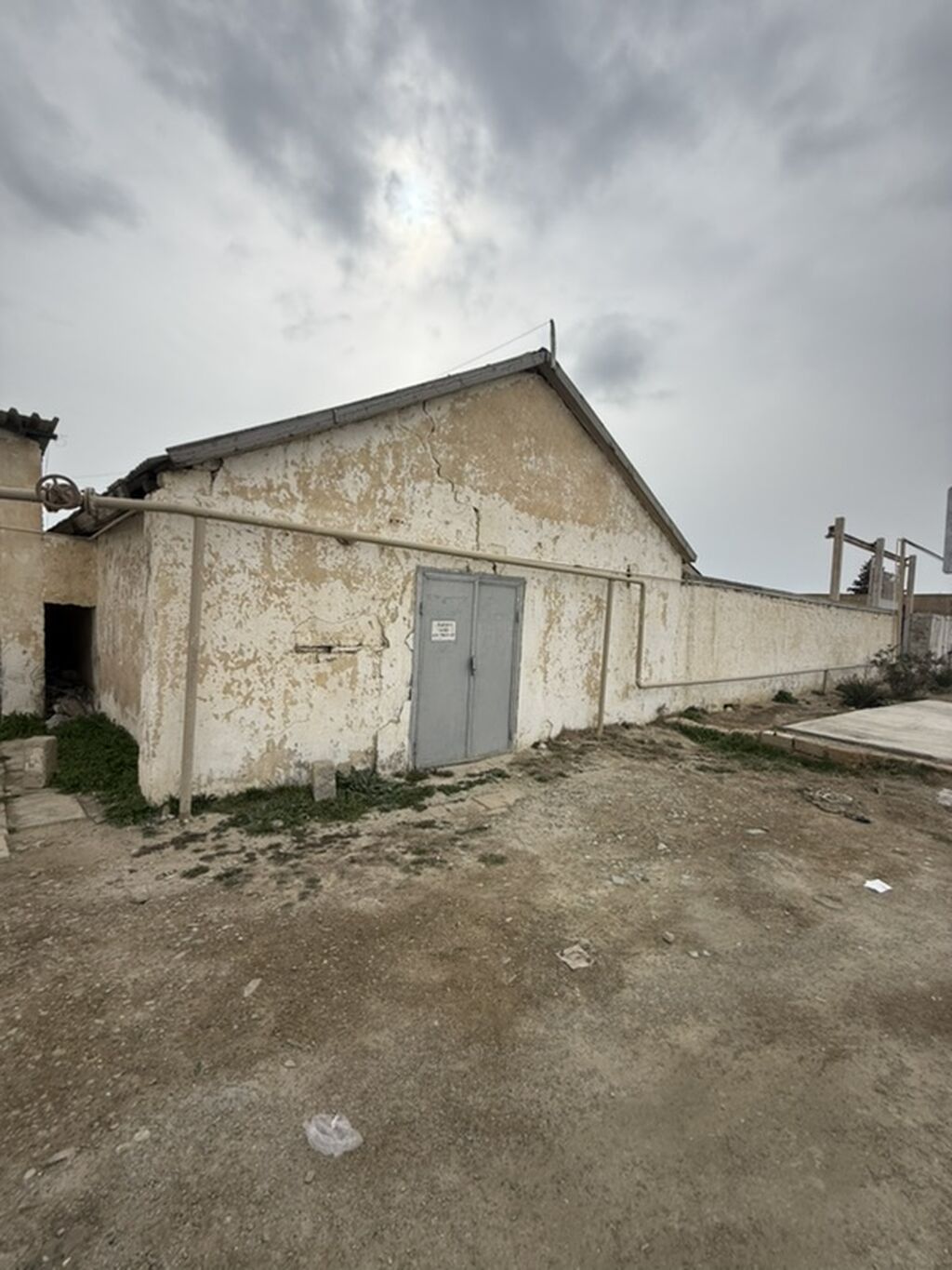 2 terefden giris, qapali heyet,muhafize.Lökabatana yaxın erazi