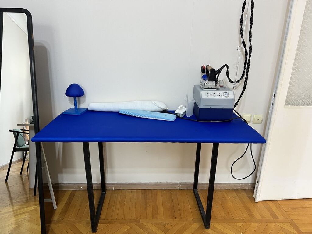 - Bərk və stabil metal ayaqlı masa – geniş işləmə səthi, parça kəsmə