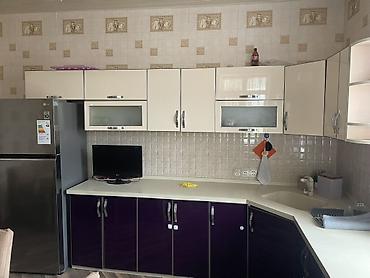 Mətbəx mebeli dəsti – künc yerləşimli, parlaq krem və tünd bənövşəyi - şəkil 3