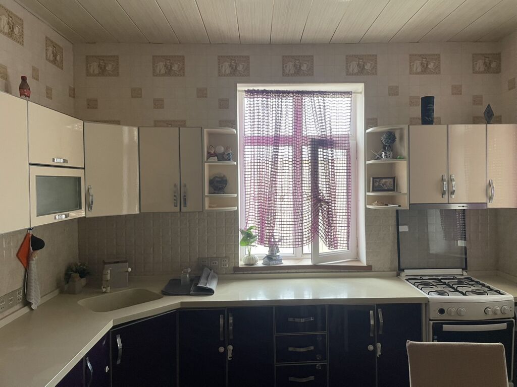 Mətbəx mebeli dəsti – künc yerləşimli, parlaq krem və tünd bənövşəyi