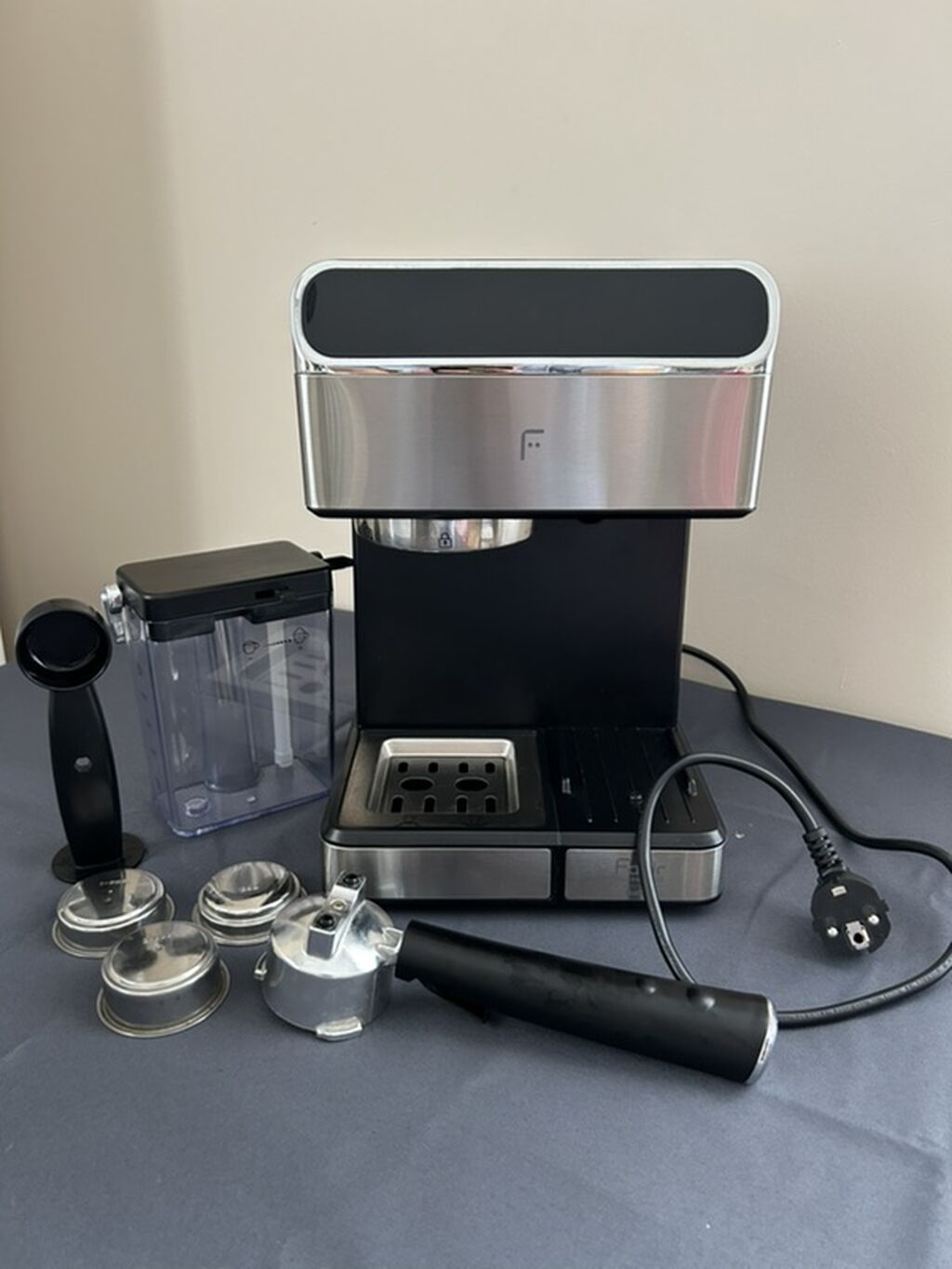 Qəhvə maşını Fakir, Yarımavtomat, Süd qabı ilə