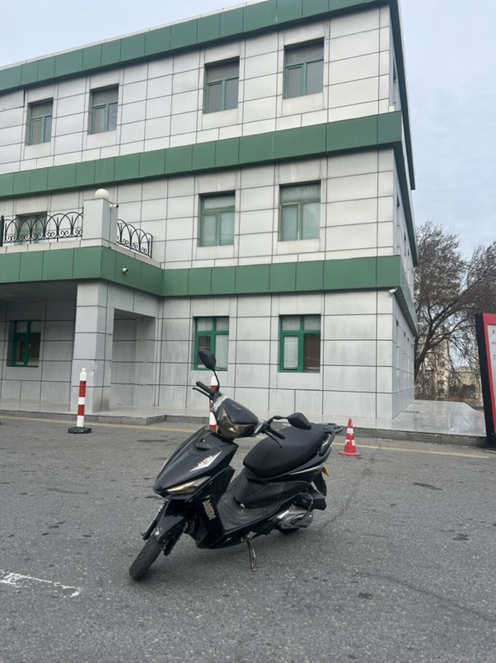 Qara rəngli şəhər skuter/moped Senedleri tam qaydasındadır - Rəng