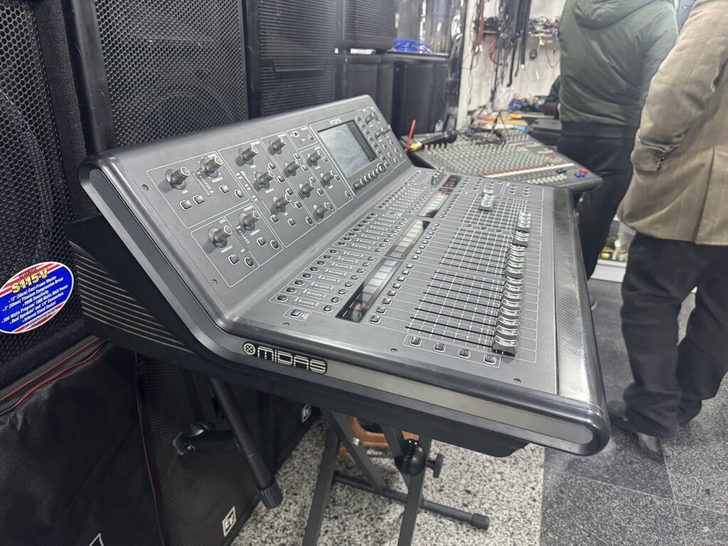 Midas rəqəmsal səs mikseri - Peşəkar canlı səhnə və studiya istifadə