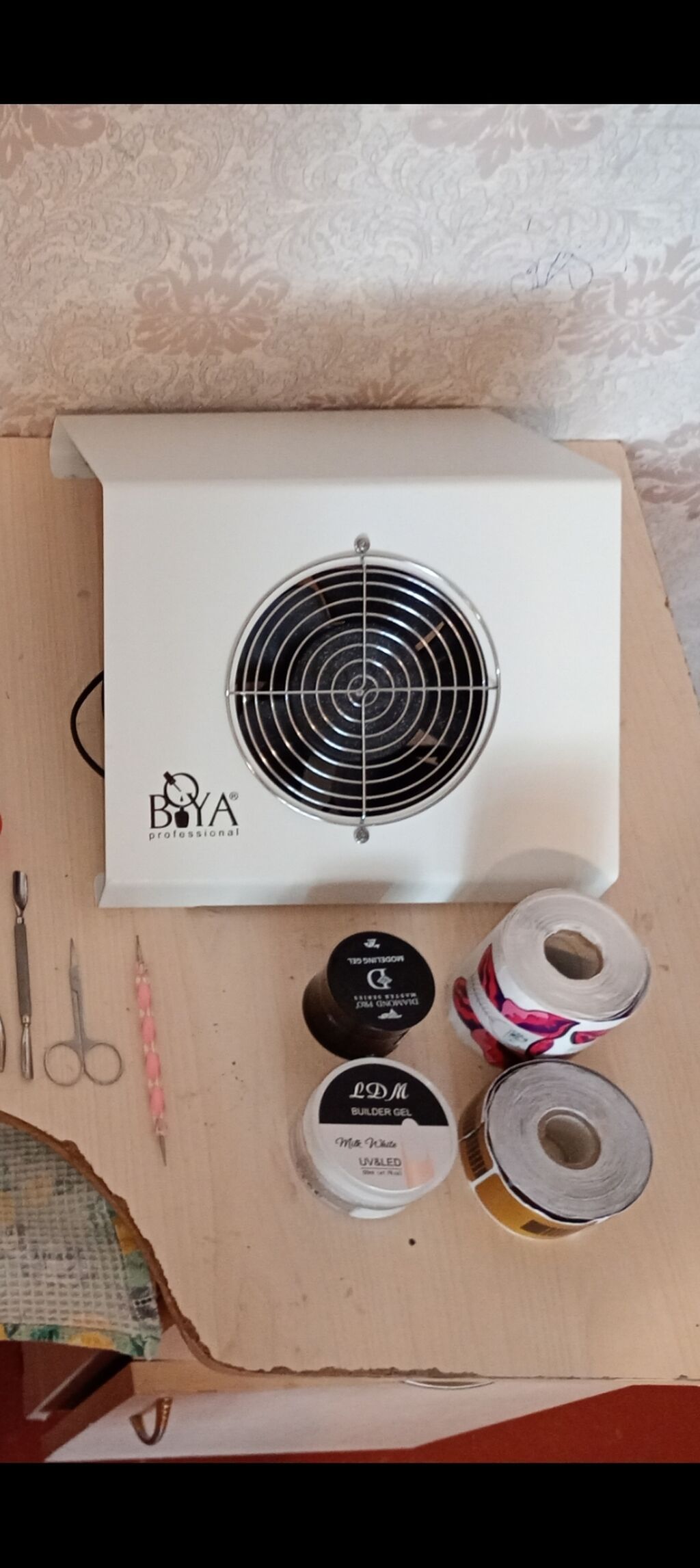 Salam. Ünvan 28 may metrosuna yaxın. Boya Firması, manikür üçün