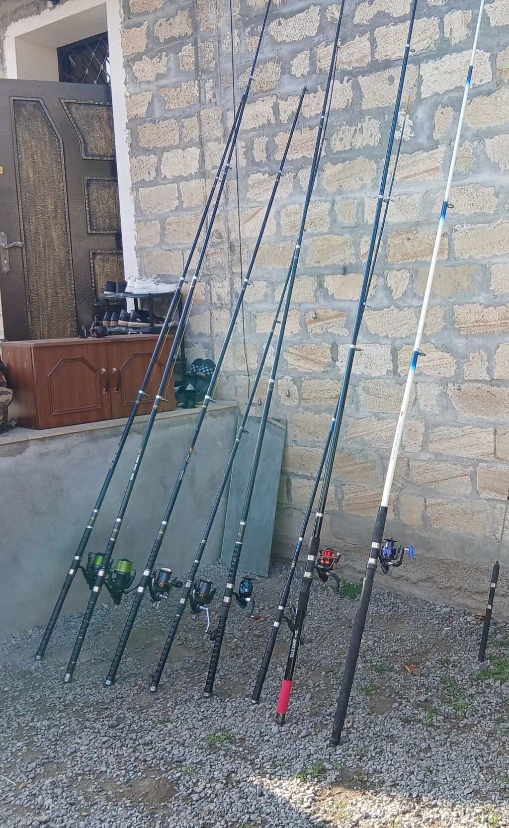 Balıqçılıq dəsti – müxtəlif uzunluqlu fırlanan qarmaqlar və