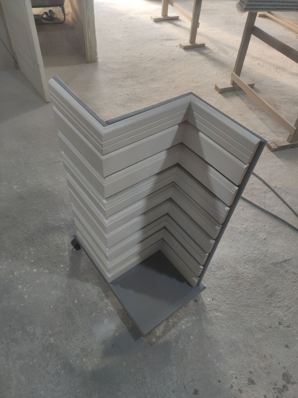 MDF dekorativ plintus və karnizlər – boyalı hazır məhsul - Material