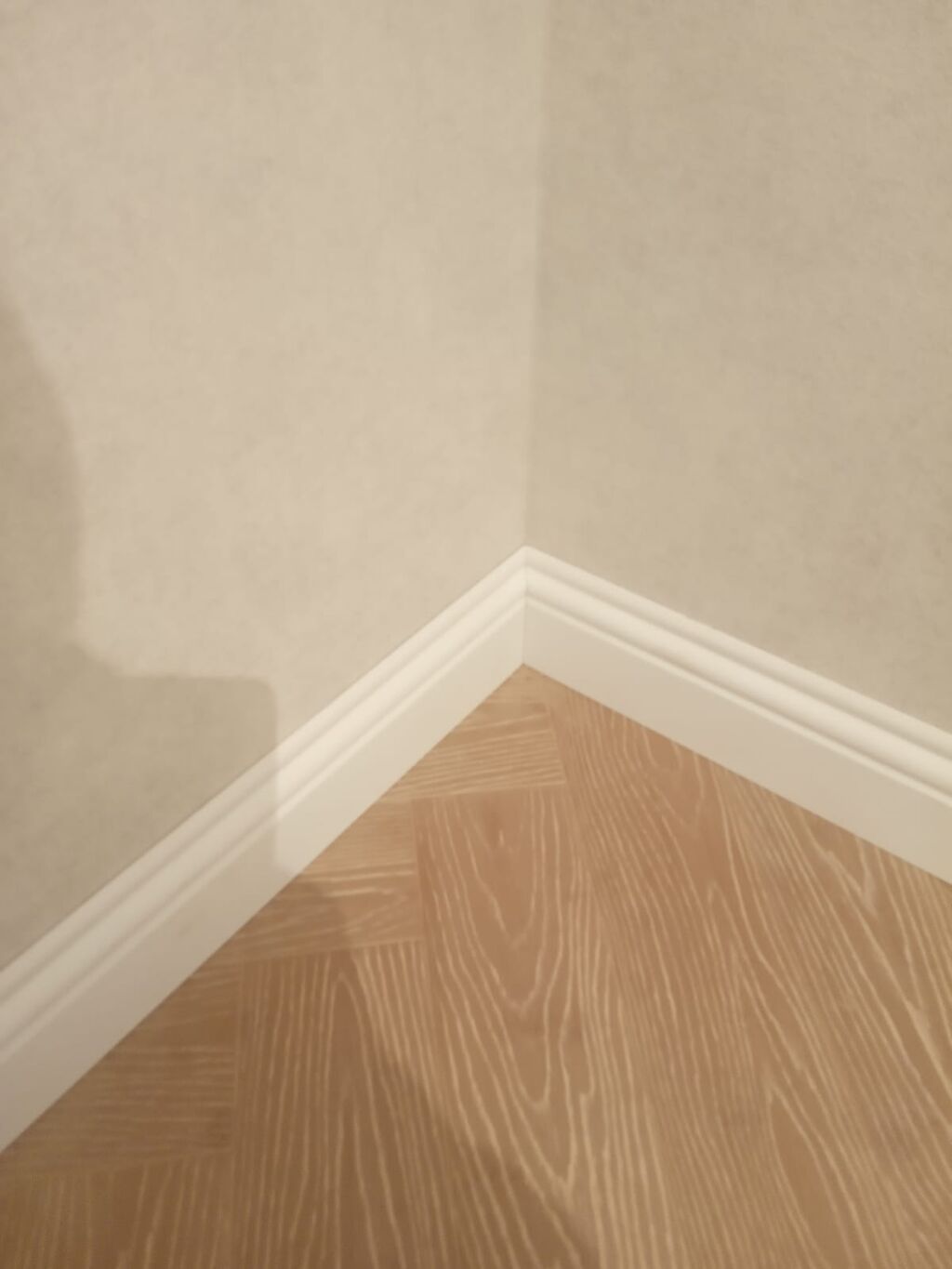 Ağ rəngli döşəmə plintusu quraşdırılması 3.5azn(7-8sm)5azn(9-10sm) -