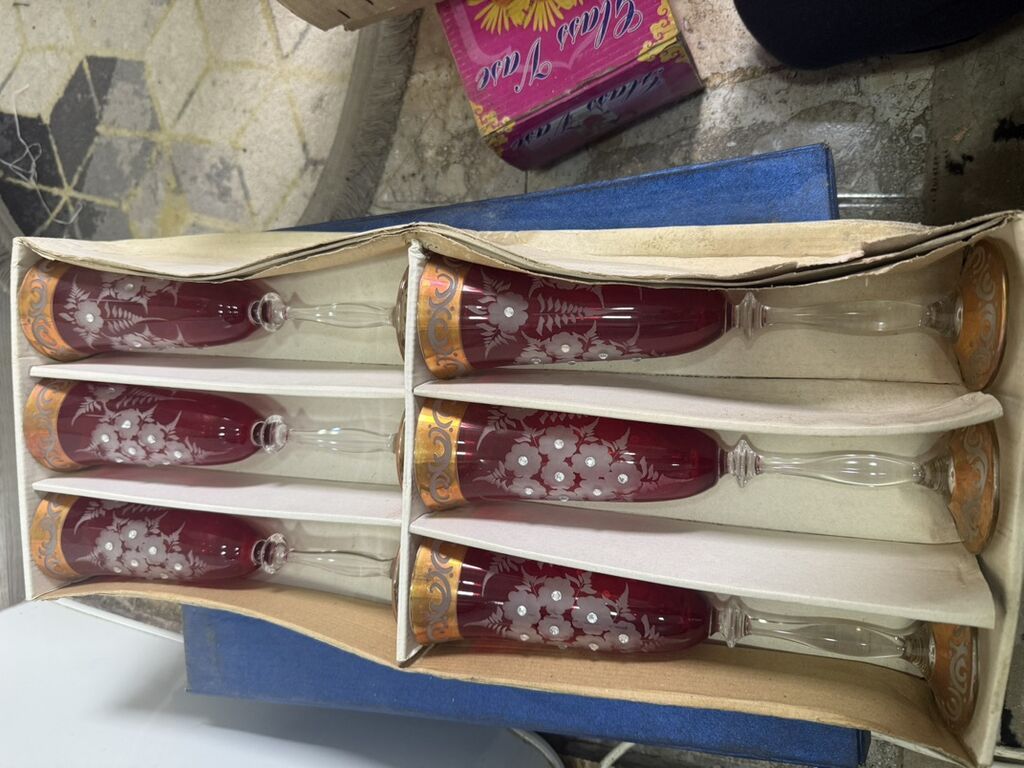 Məişət və servis üçün dekorativ və mətbəx dəsti - Qırmızı bəzəkli