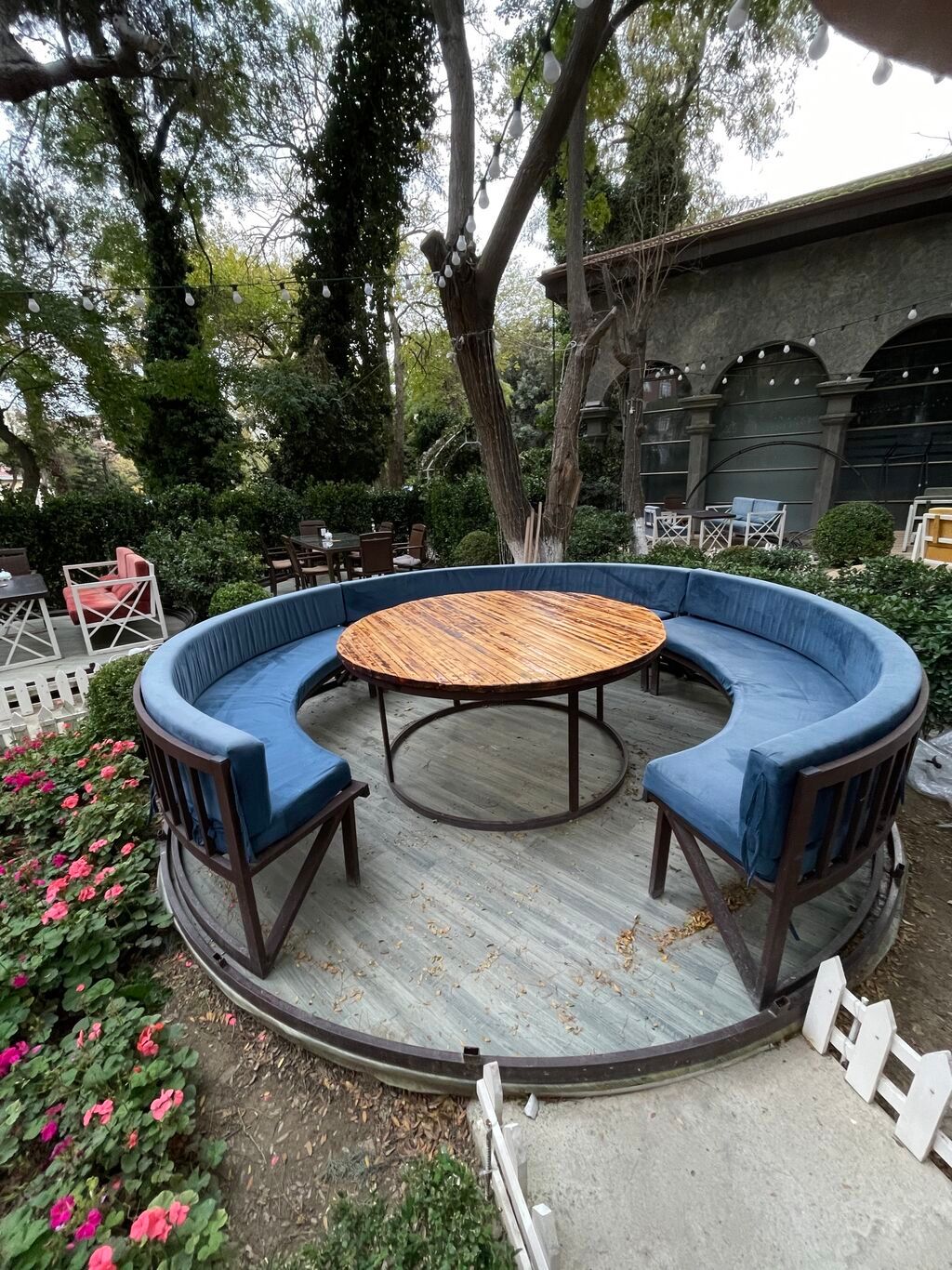 10-12 və 15-20 nəfərlik divan dəsti. Stollar qiymete daxil deyil!!