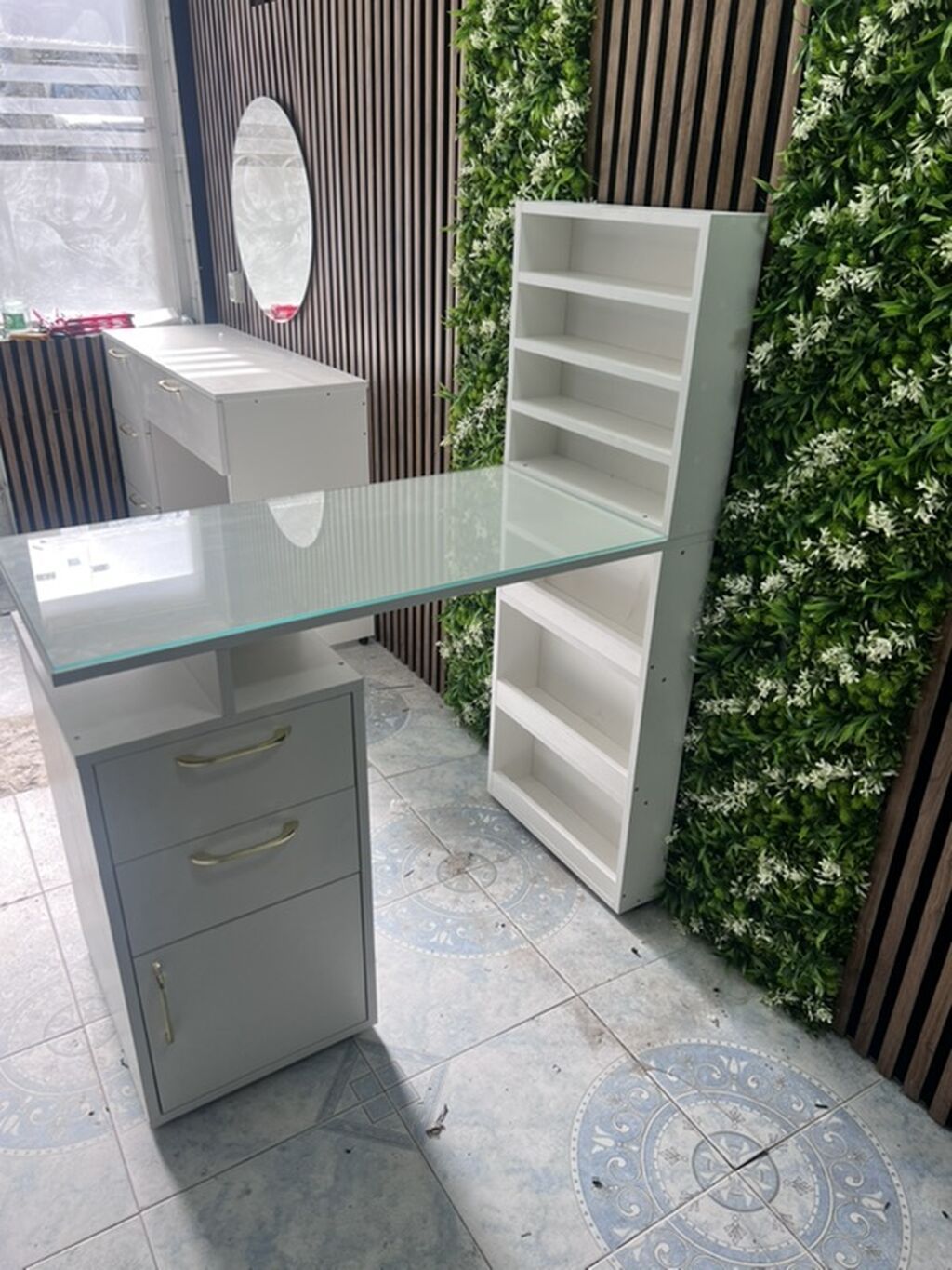 Manikür üçün masa, Güzgüsüz