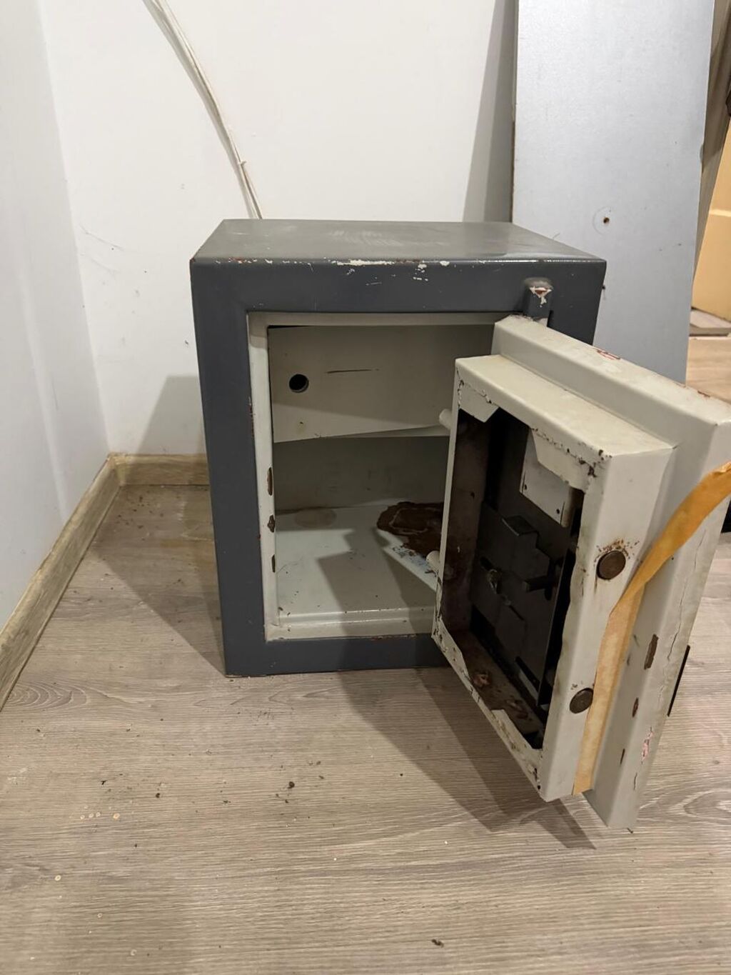 Metall seyf – mexaniki kilidli Dərinliy 0,35 sm hun 0,50 .60-70 kg -