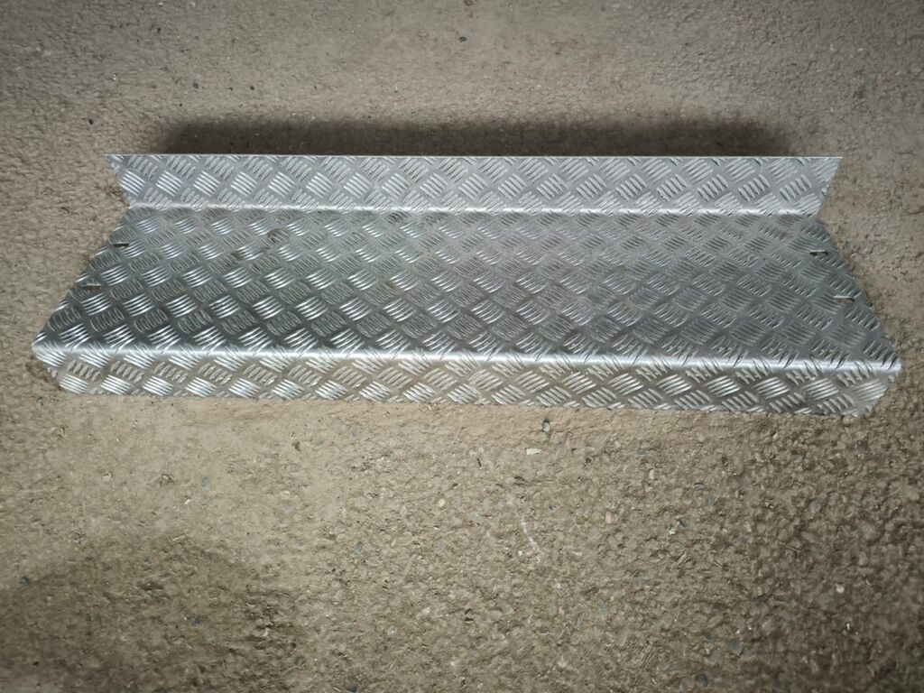 Hazır Aluminium pillə .Uzunluğu 109sm eni 32sm,qatlanan hissələr