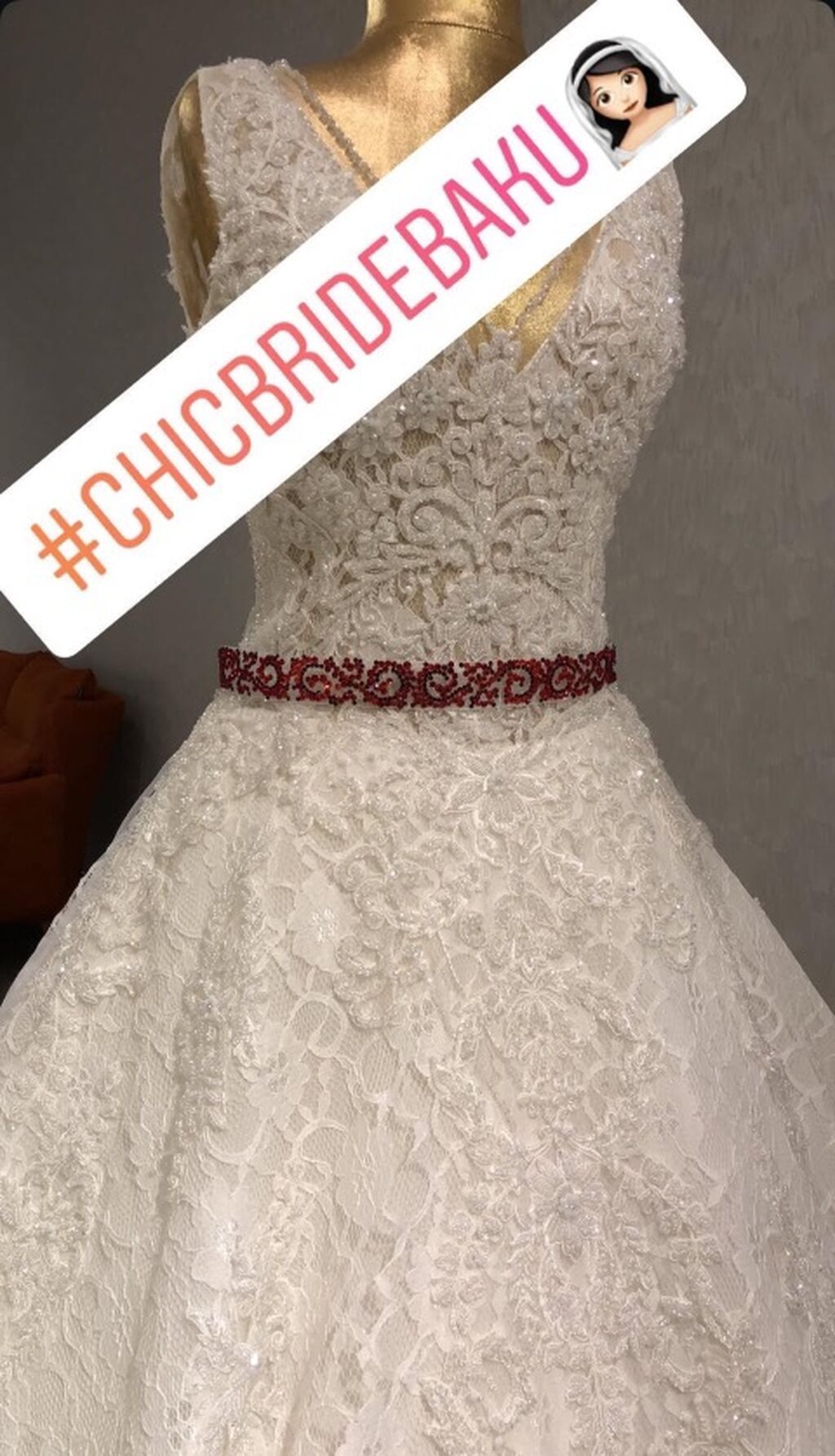 Zərif krujevalı gəlinlik - Siluet: A kesim - Üst hissə: V-yaxa ön