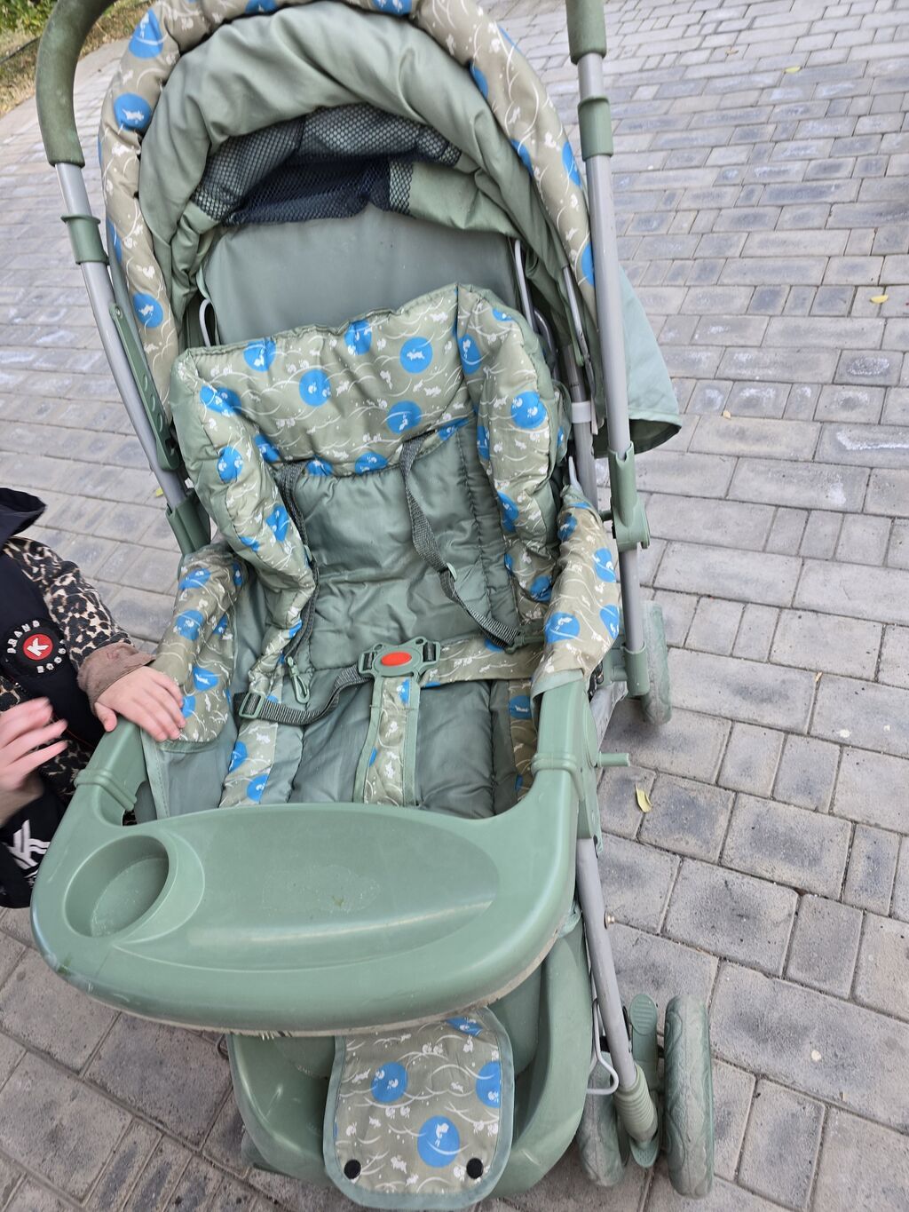 Uşaq arabası – yaşıl rəng, qatlanan model Xüsusiyyətlər: - Rahat