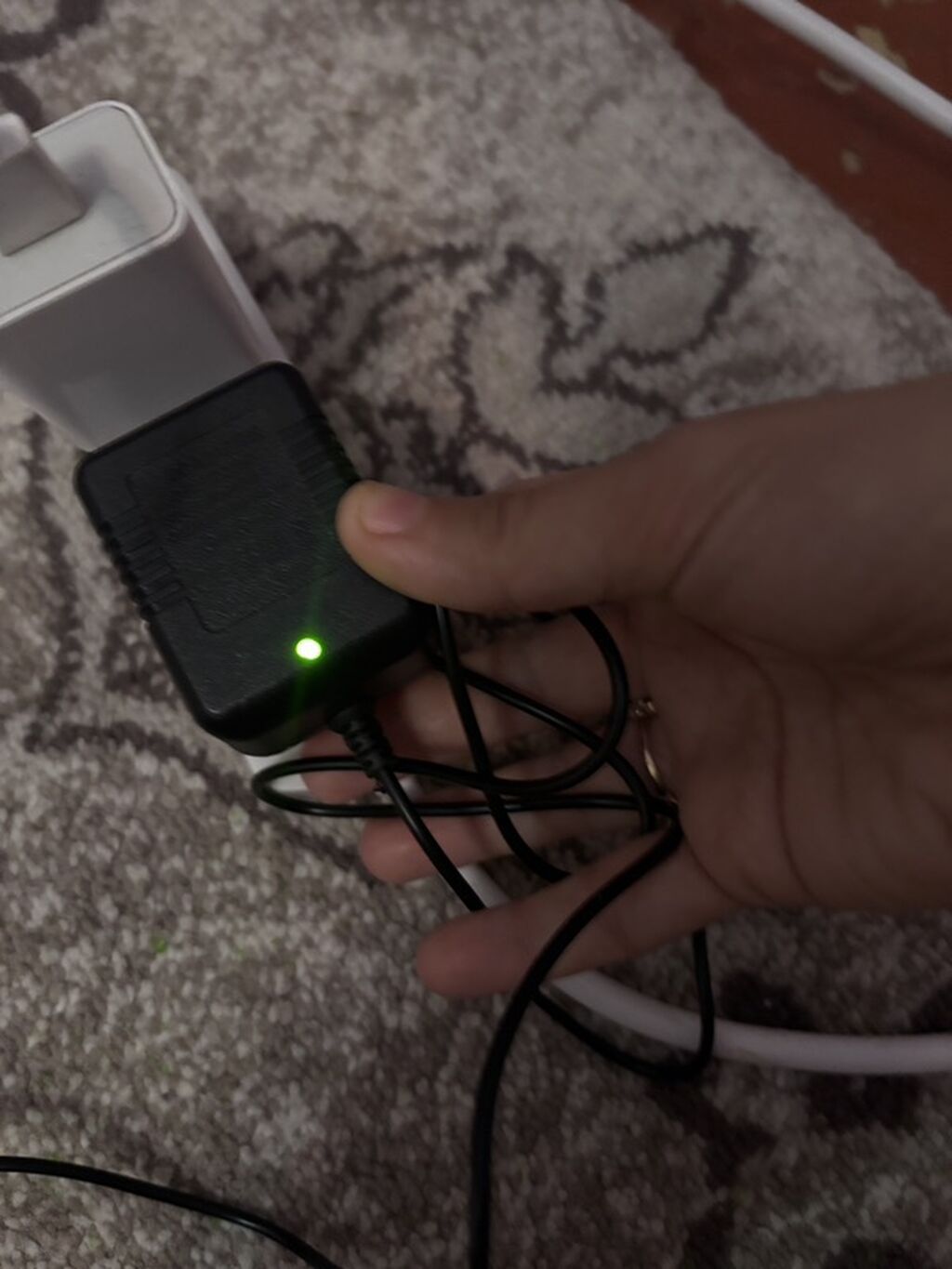 Uşaq üçün elektrikli akülü maşın – qırmızı rəng Xüsusiyyətlər: -