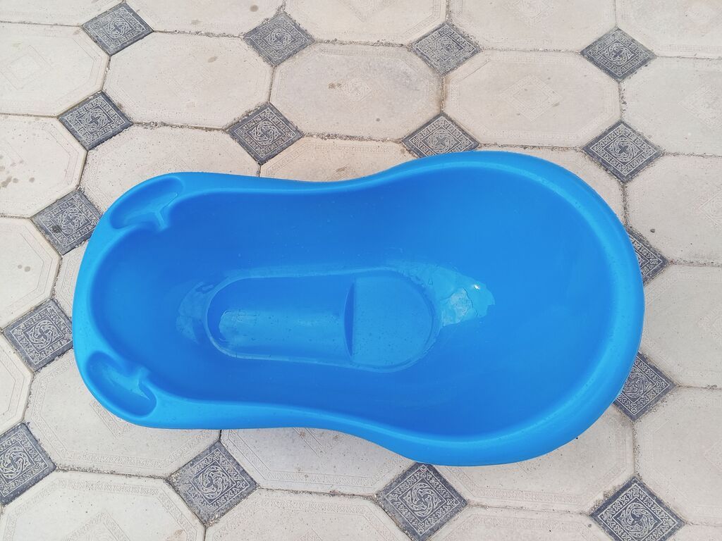 Uşaq vannası – mavi rəngdə, ergonomik formalı plastik. Xüsusiyyətlər