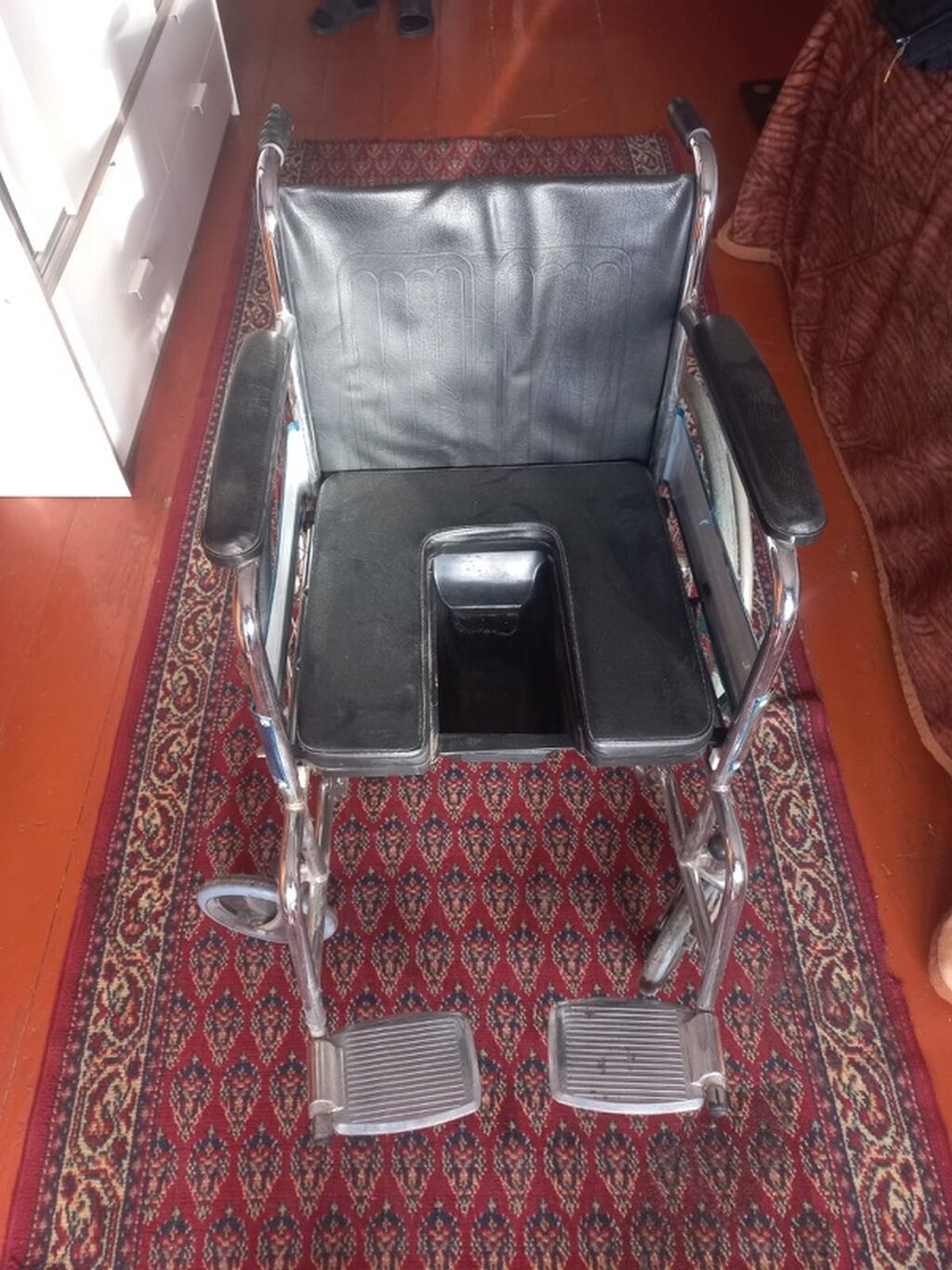 Tualet funksiyalı əlil arabası - Rahat oturacaq və arxalıq: yumşaq