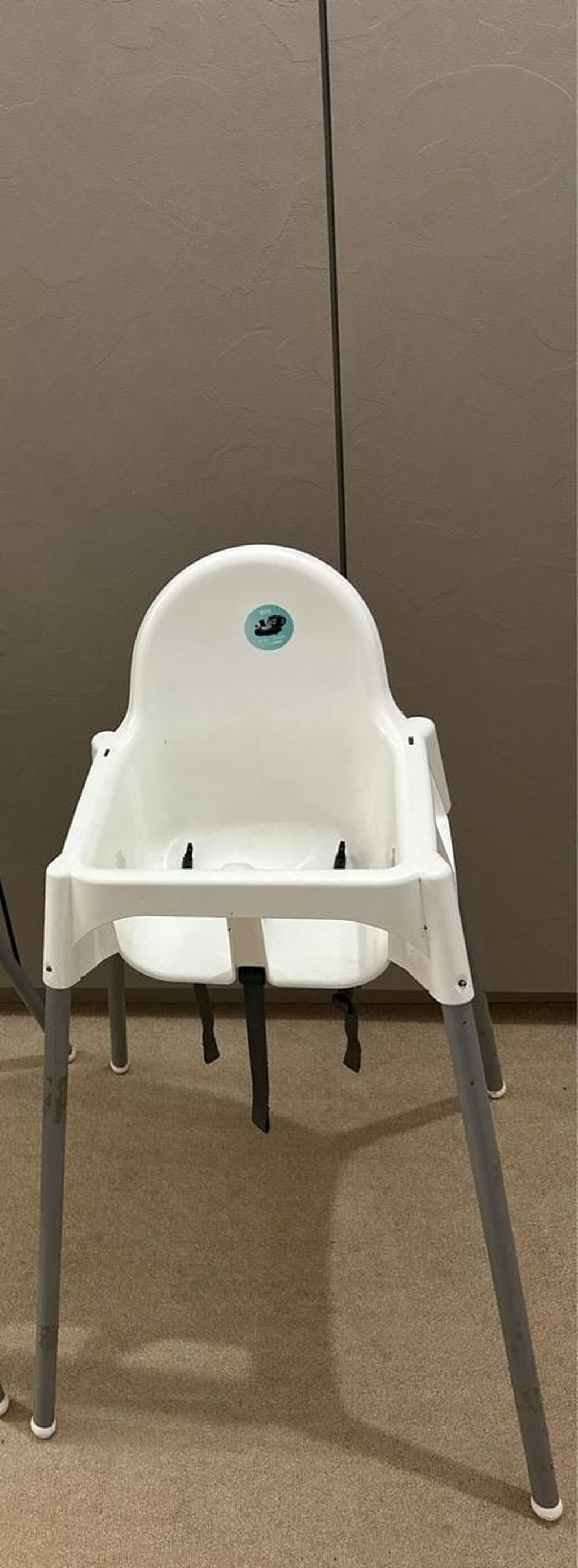 Uşaq yemək stulu - Sadə və funksional dizayn: ağ plastik oturacaq və