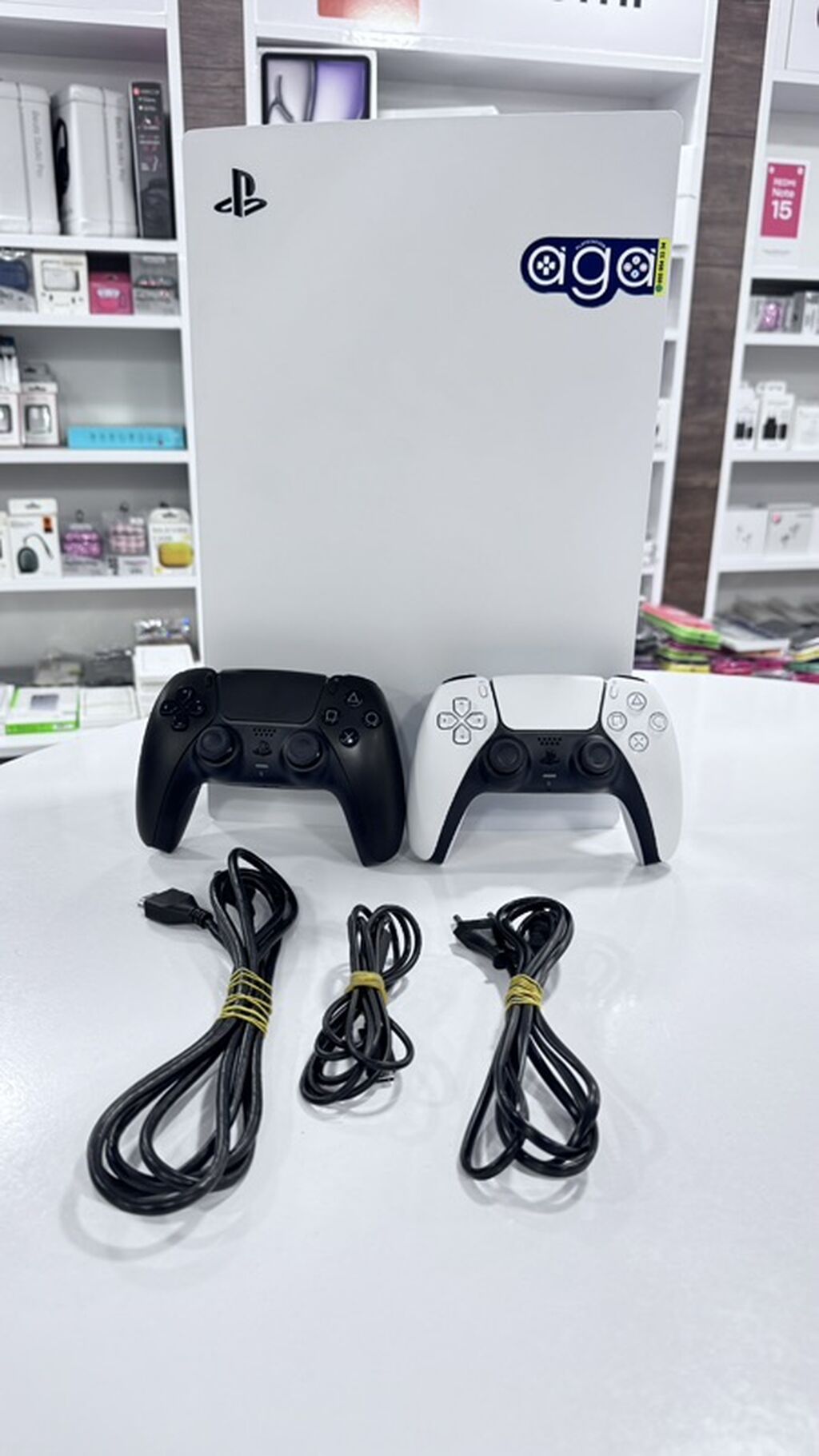 Sony ps 5 fat usdunde iki dene pult ve usdunde oyunarda var