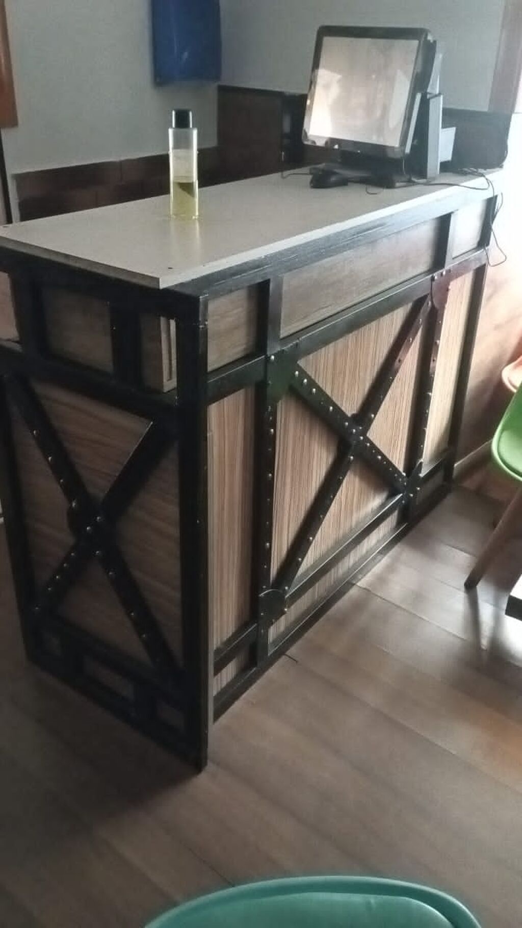 Resepşn masasi 100azn. Unvan Masazir yaxınlığı Nigaz