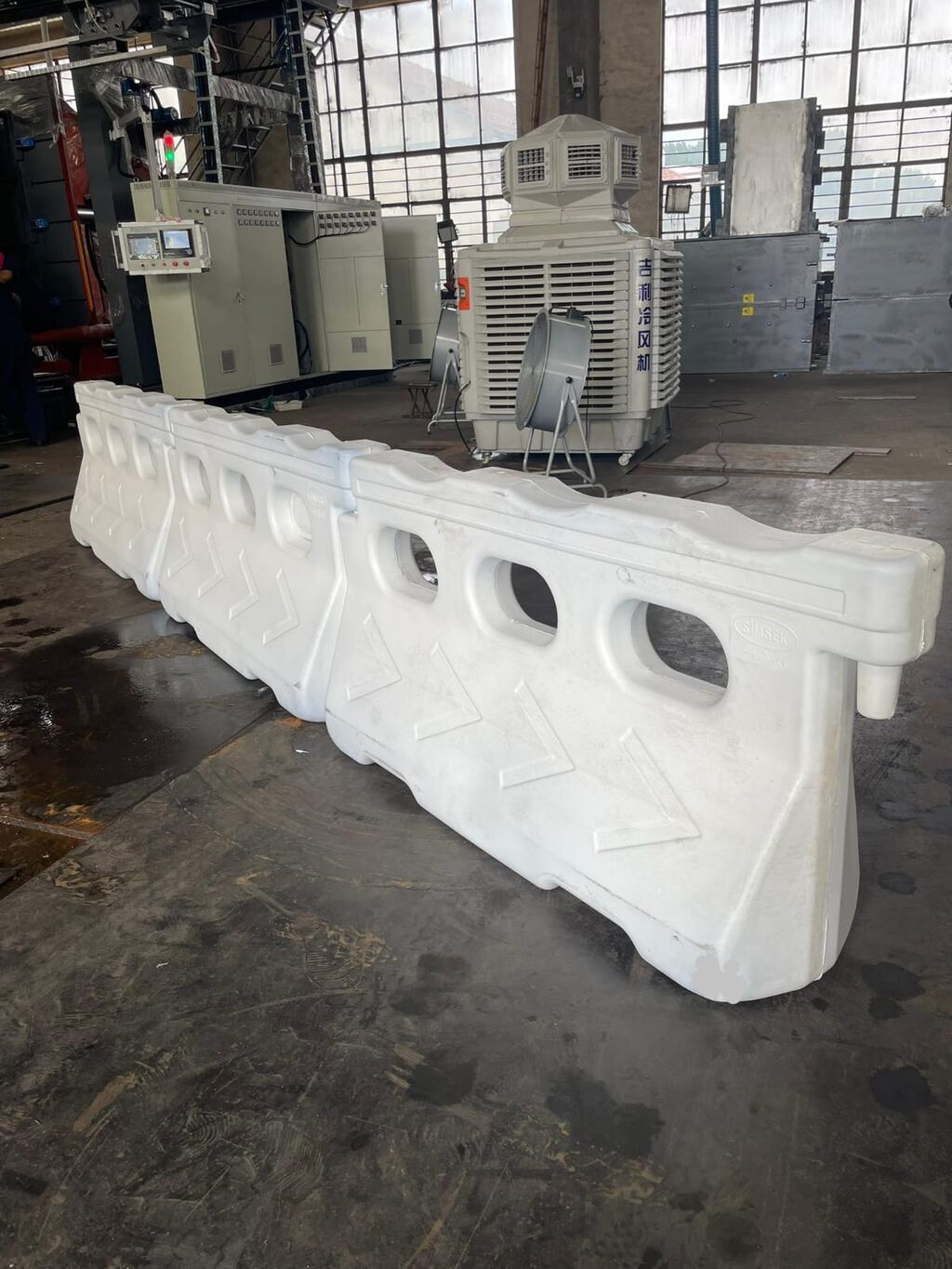 Plastik yol bariyeri – modul tipli, doldurula bilən (su/qum)