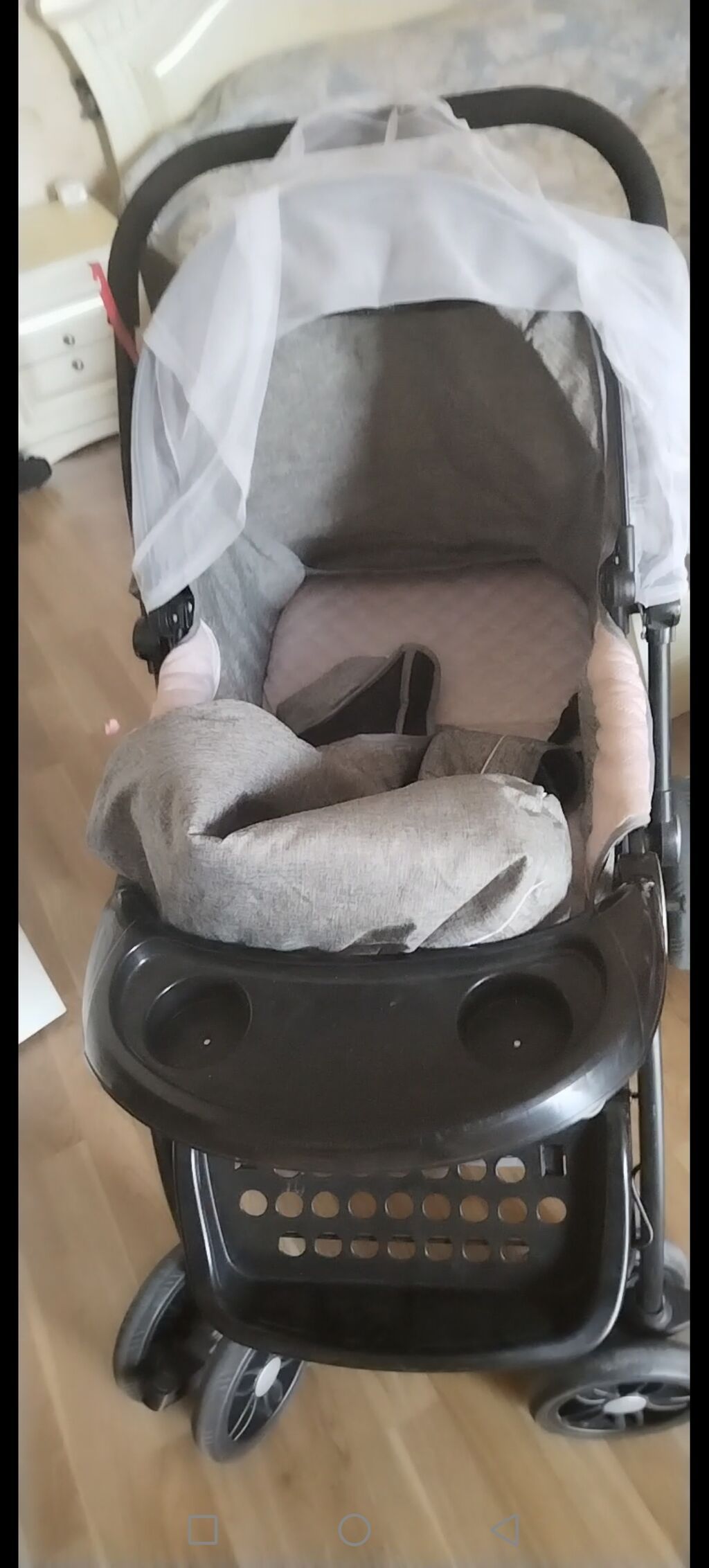 Uşaq kalyesqası hem oturmaq hemde uzanmaq olur