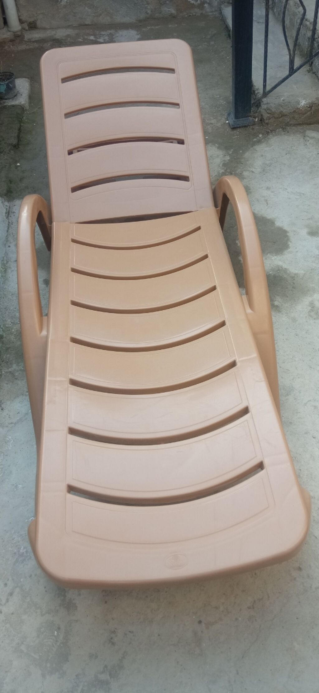 Plastik şezlong – tünd bej rəngdə, bağ, hovuz və çimərlik üçün rahat