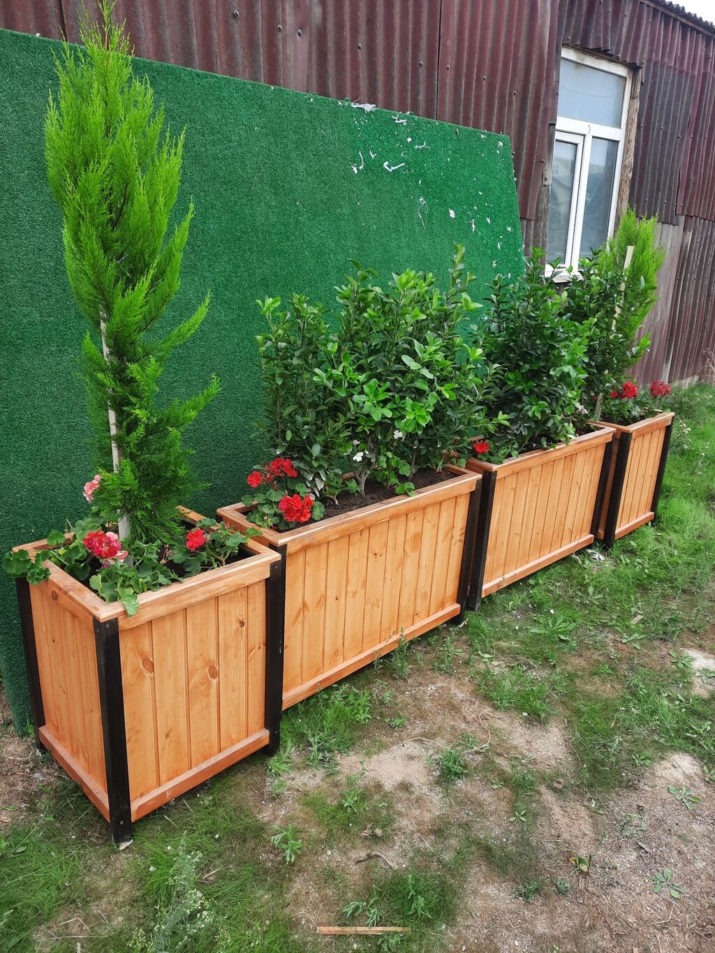 Açıq məkana uyğun taxta çiçək qutuları - Material: təbii şüşə kimi