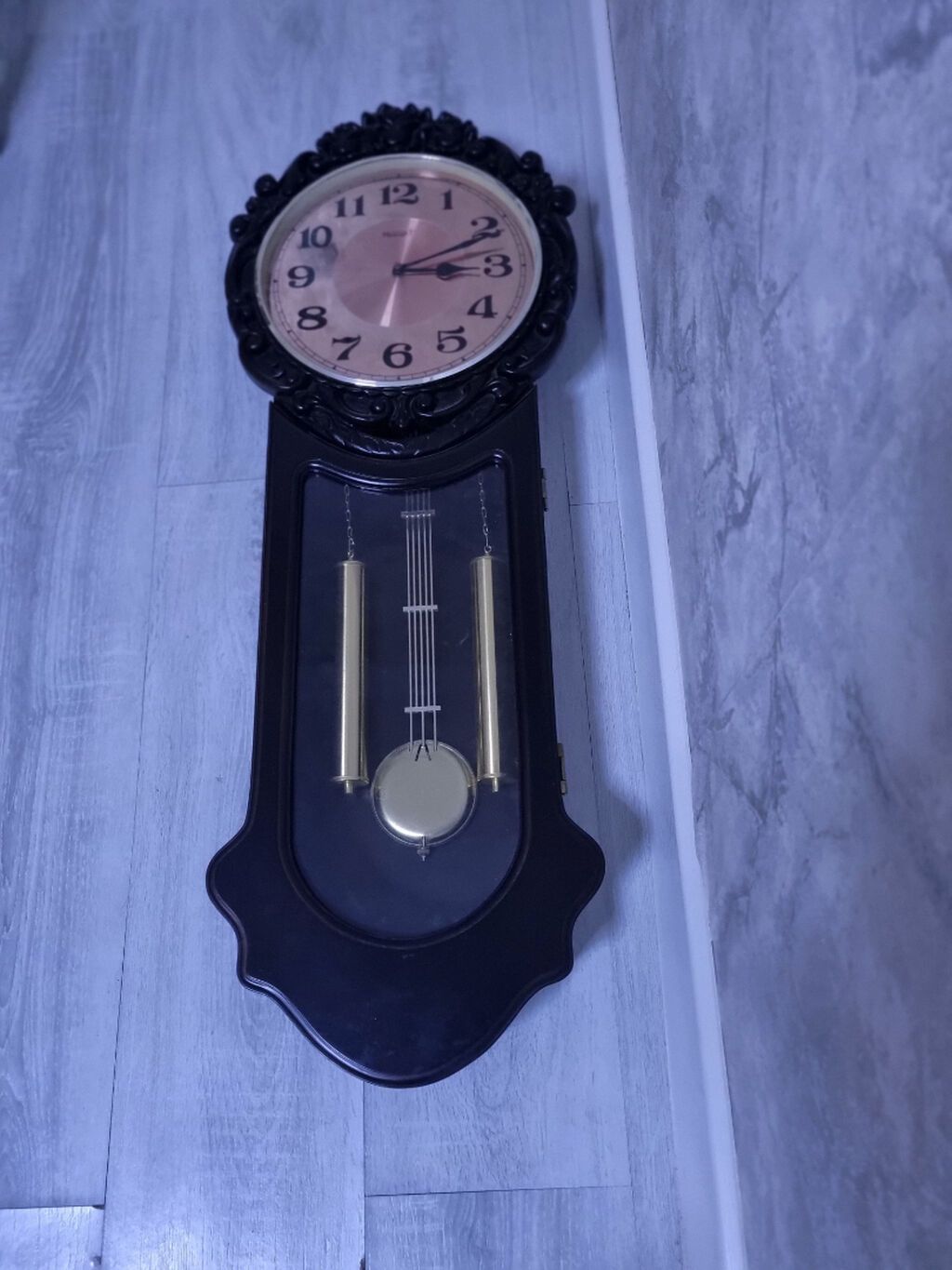 Qədimi divar saatı satılır.Zəngi kilsə zənginin səsi kimidir.Heç bir