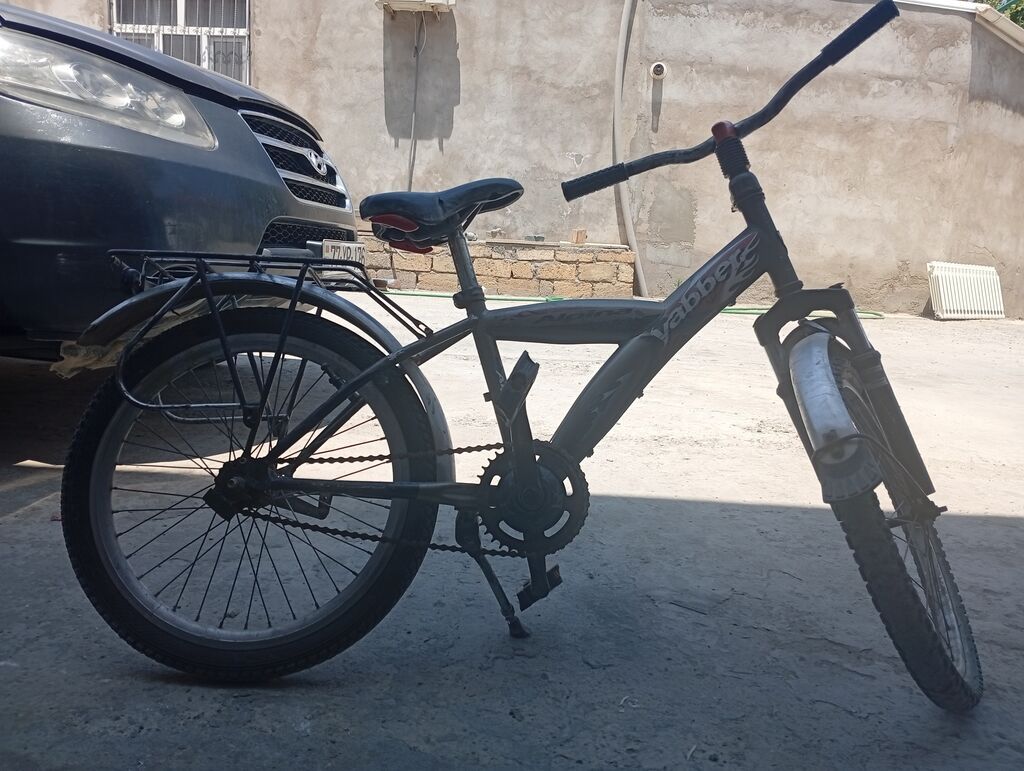 Velosiped kraskalıdi ozü sürür teker boşdu