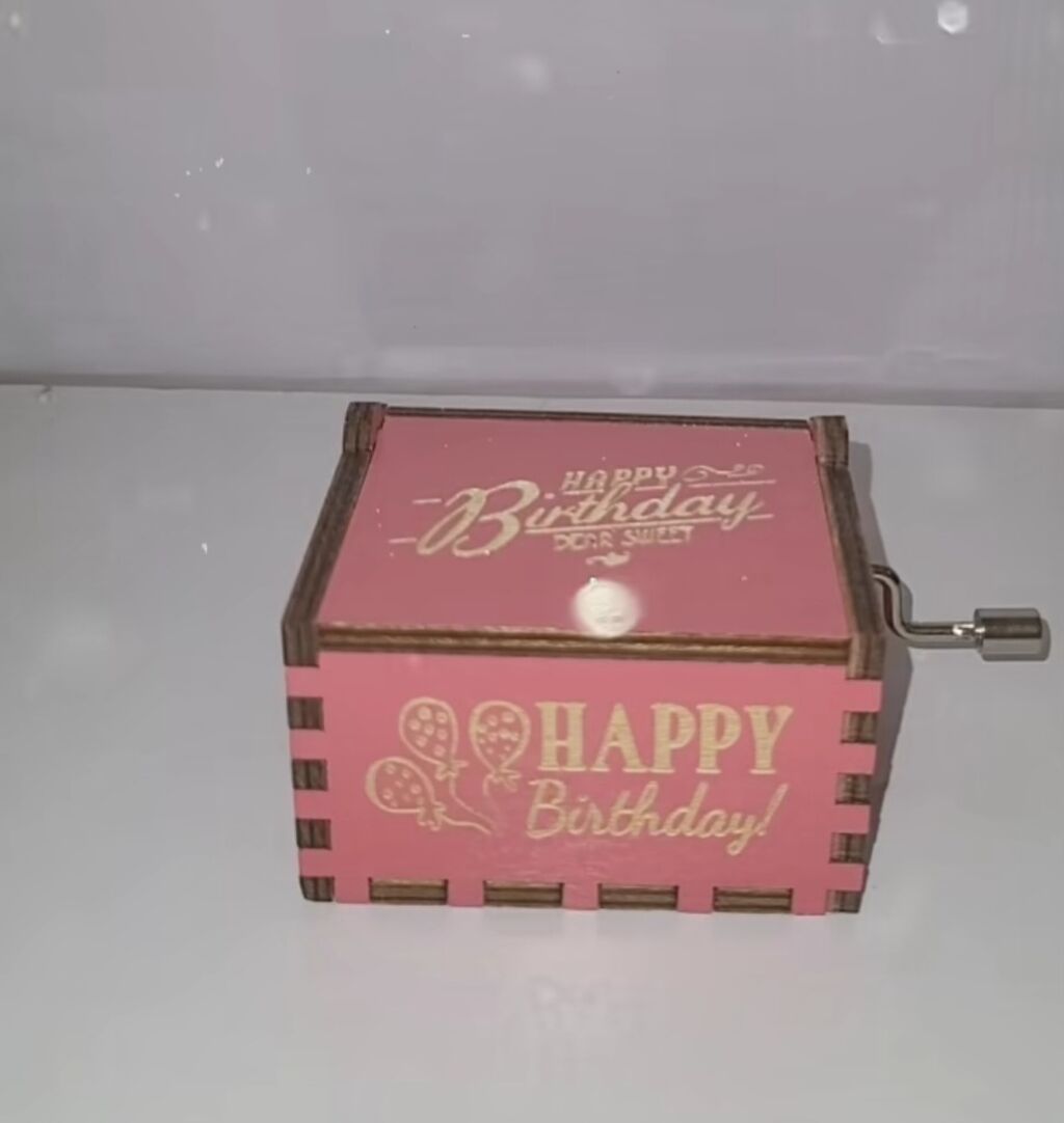 Əl ilə çalınan “Happy Birthday” musiqi qutusu - Material: ağac