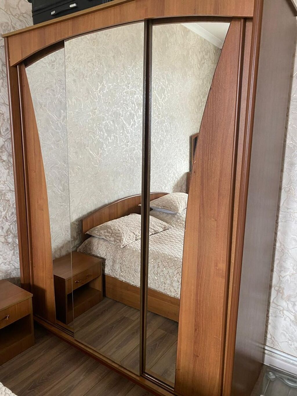 Güzgülü sürgülü qapılı qarderob - Material: ağac teksturalı