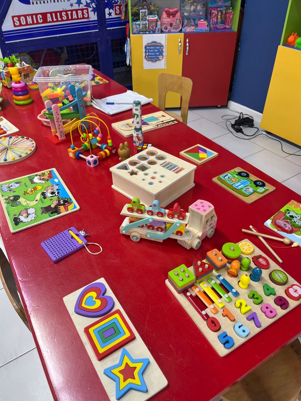 Xalqlar metrosuna yaxin usaq eylence merkezine nezaretci teleb olunur