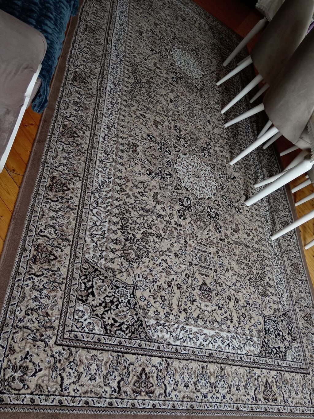 Xalça – klassik naxışlı, bej‑boz tonlarda - Üslub: Şərq klassik