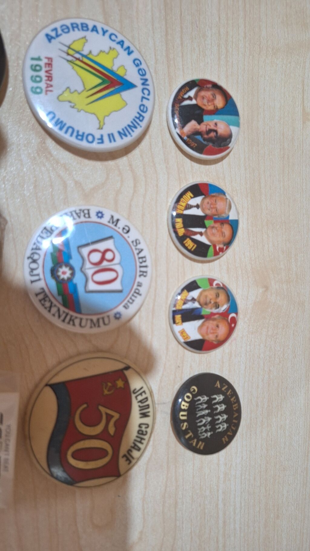 Kolleksiya üçün müxtəlif dövrlərə aid nişan və bədclər dəsti -