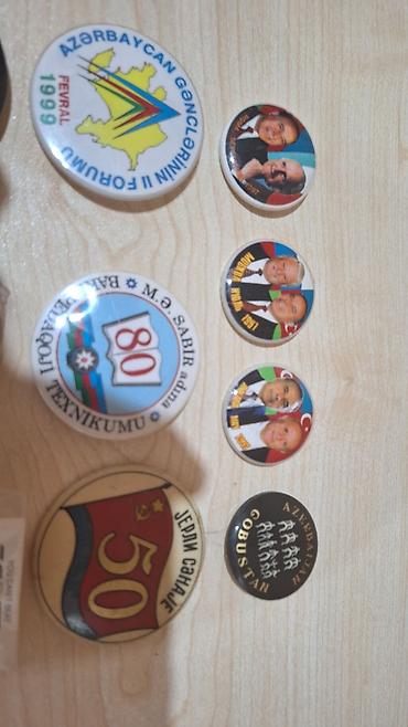 Kolleksiya üçün müxtəlif dövrlərə aid nişan və bədclər dəsti - - şəkil 2