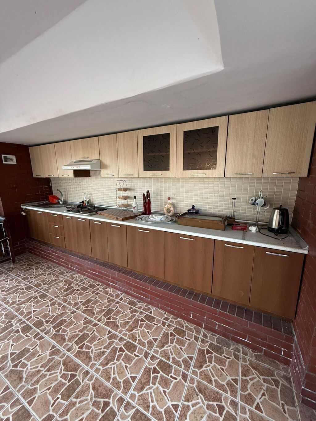 Mətbəx mebeli ela vəziyyətdədir üzərində aspirator moyka qaz tefal