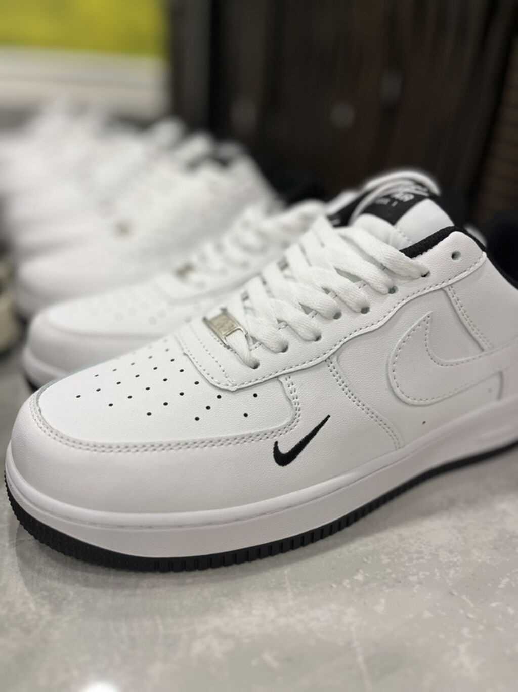 Məhsul: Krossovkalar – müxtəlif modellər və rənglər Təsvir: - Şəhər