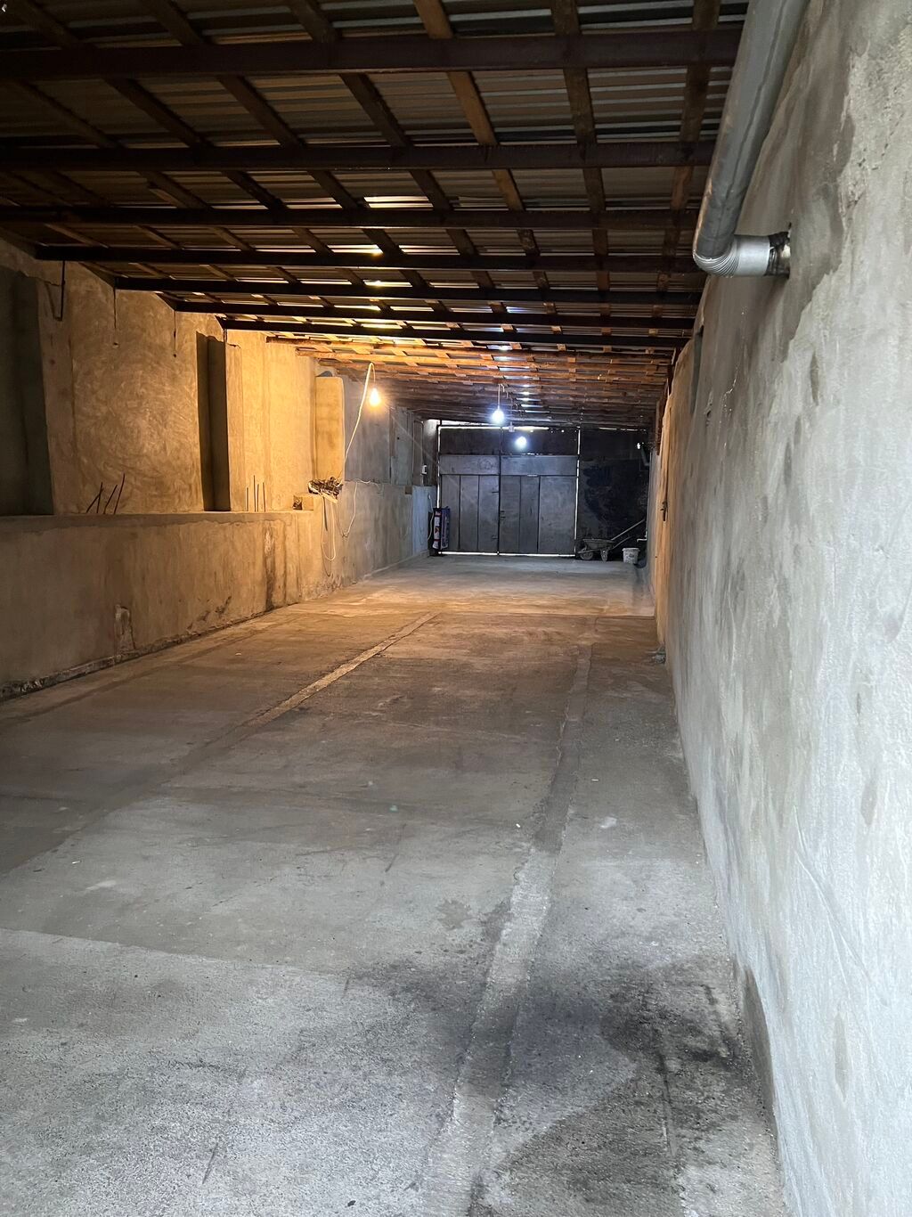 Yer avtoservisin daxilində yerləşir. Dəmirçi, rəngsaz və ya anbar və.s