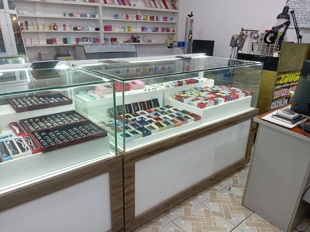 Vitrini satıram 2 Ədəd Coxx Mohkem ve Qoz agacindan 1 denesi 3.500