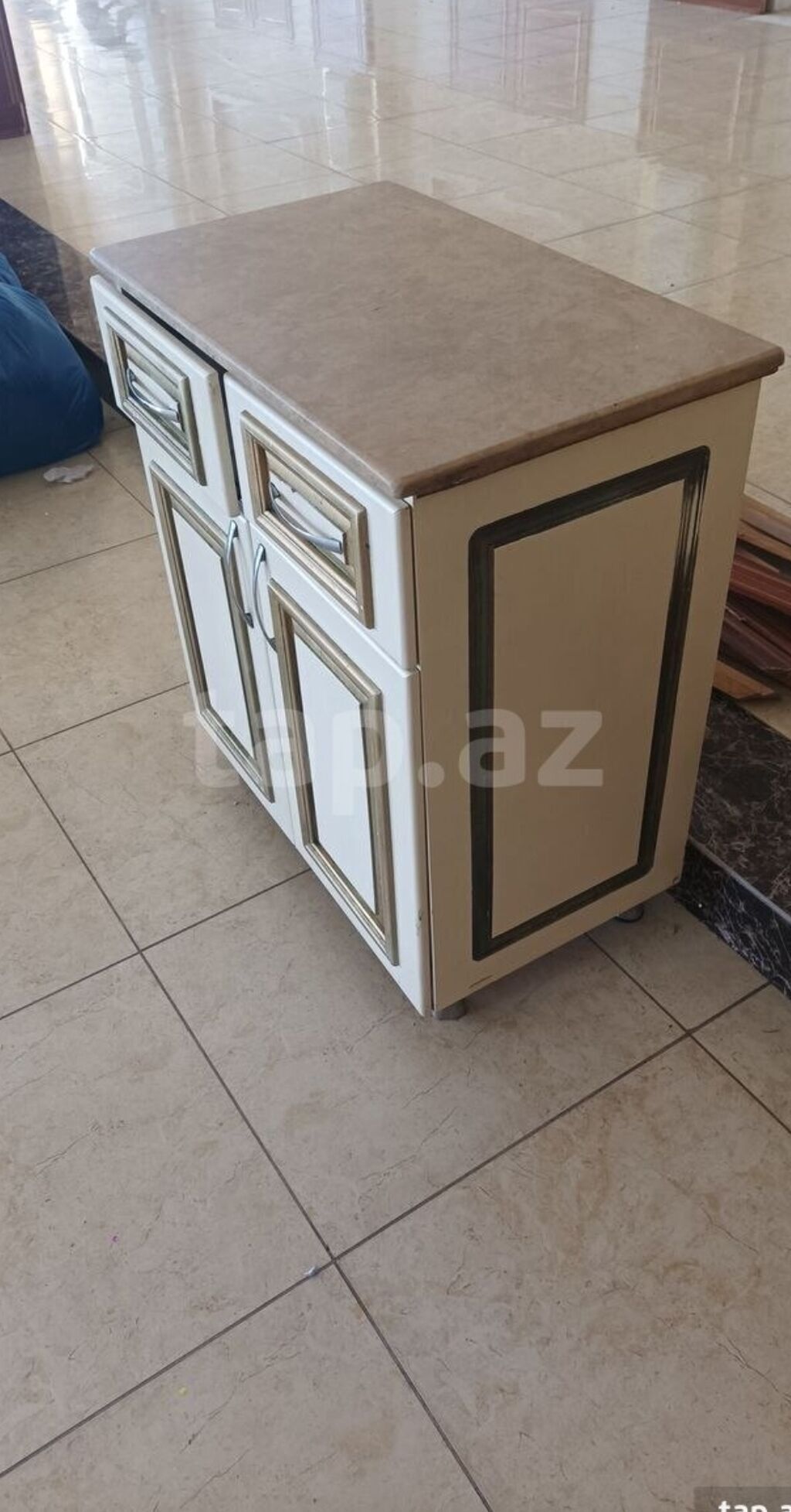 Belə restoran komodu var üstü mərmərdən agır əşyadır say çoxdur