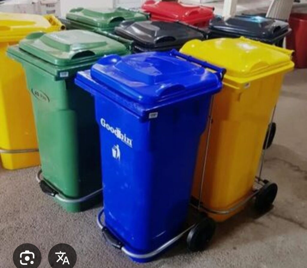 Müxtəlif ölçülərdə və rənglərdə Goodbin zibil qutuları. Bu zibil