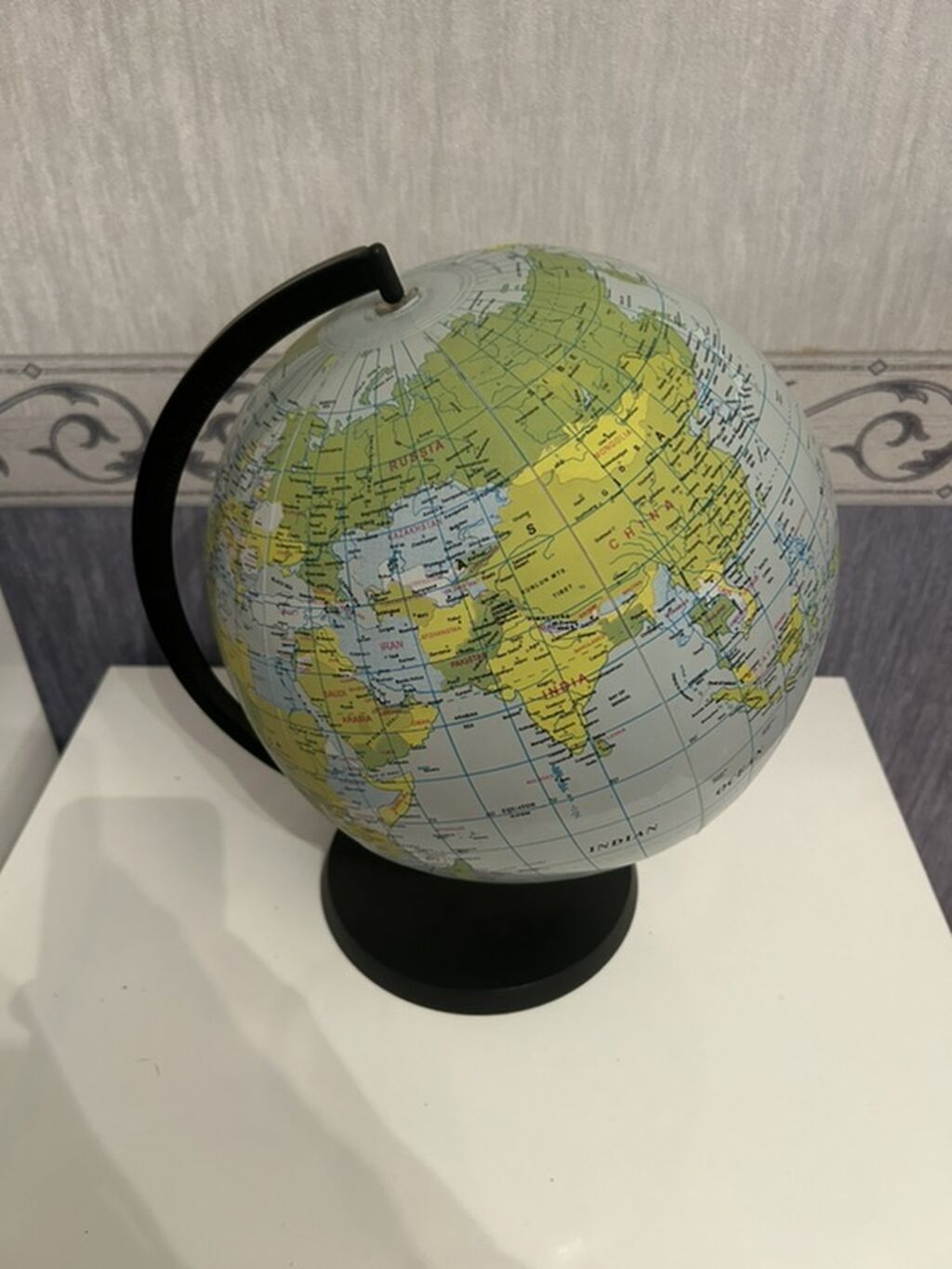 Dünyanın siyasi xəritəsi olan masa qlobusu - Klassik dizayn: qara