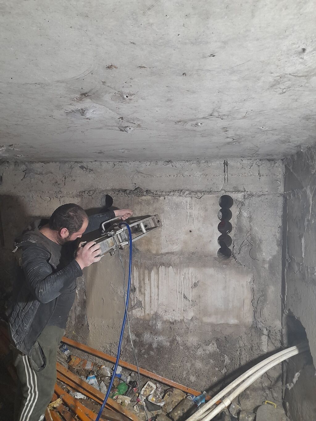 Beton kesen deşen senarizle şovarezle karotla deliyin açılmasıtros