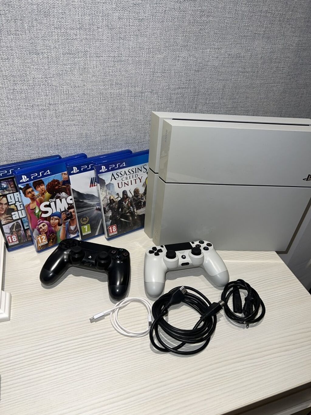 PlayStation 4 (CUH-1116A, 500 GB) satılır. Konsol problemsiz işləyir