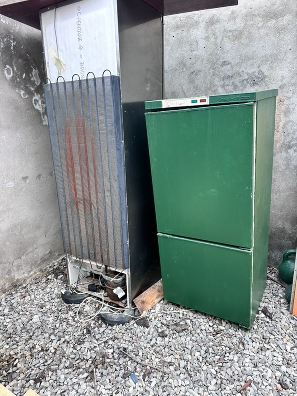 İki ədəd məişət soyuducu Xüsusiyyətlər: - Tip: məişət/mağaza üçün