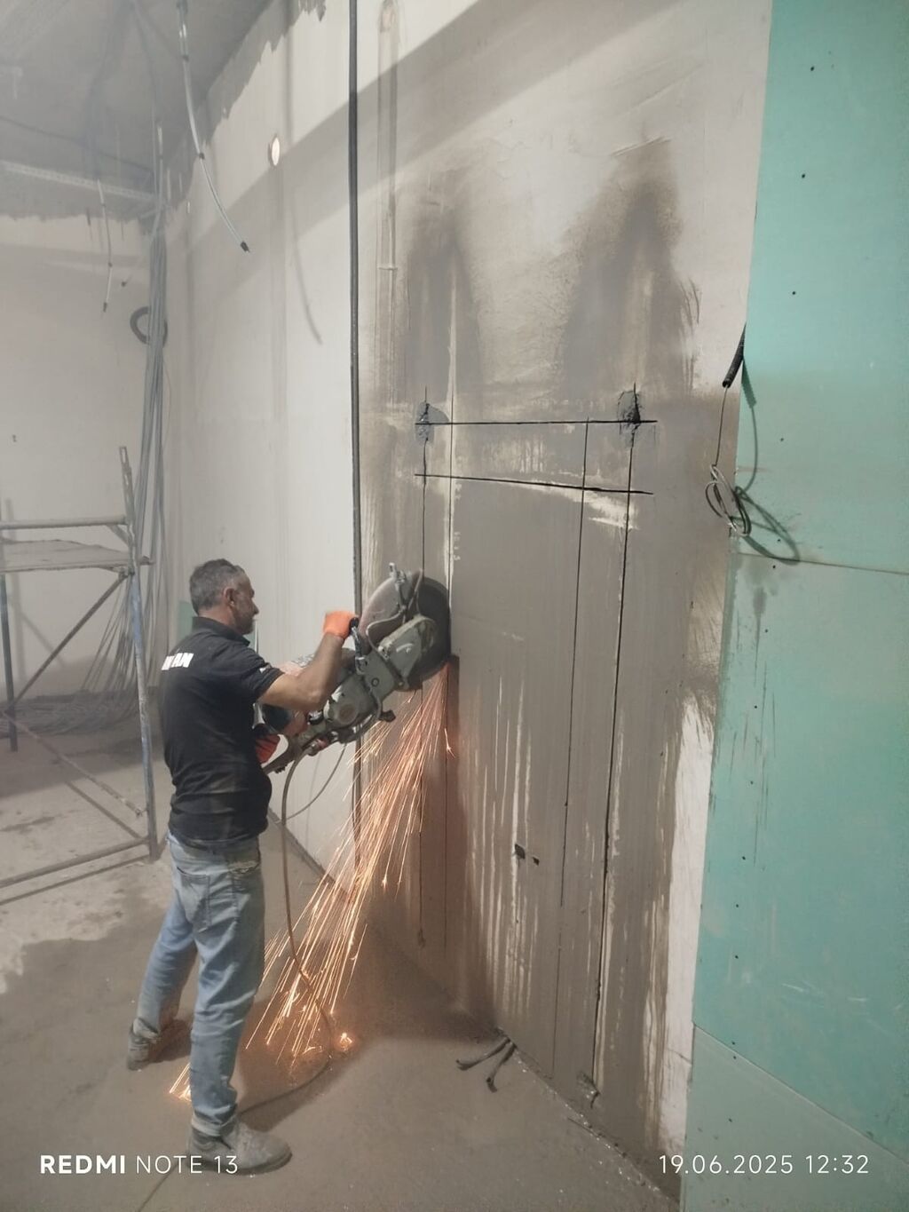 Karotla istənilən qalinliqda və ligerlərin qapi pencərə yerlərinin