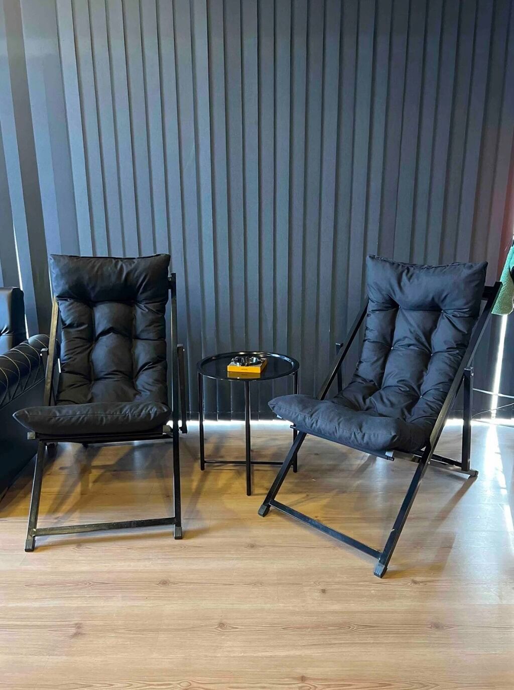 Həm şezlonqlar həm də sehpa qatlana bilir, komfortludur, bağ evi